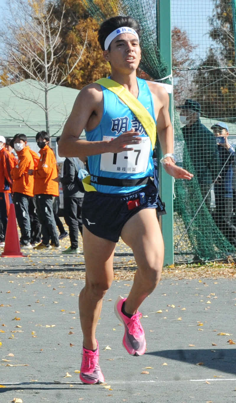 2位でゴールした藤枝明誠アンカーの千々谷