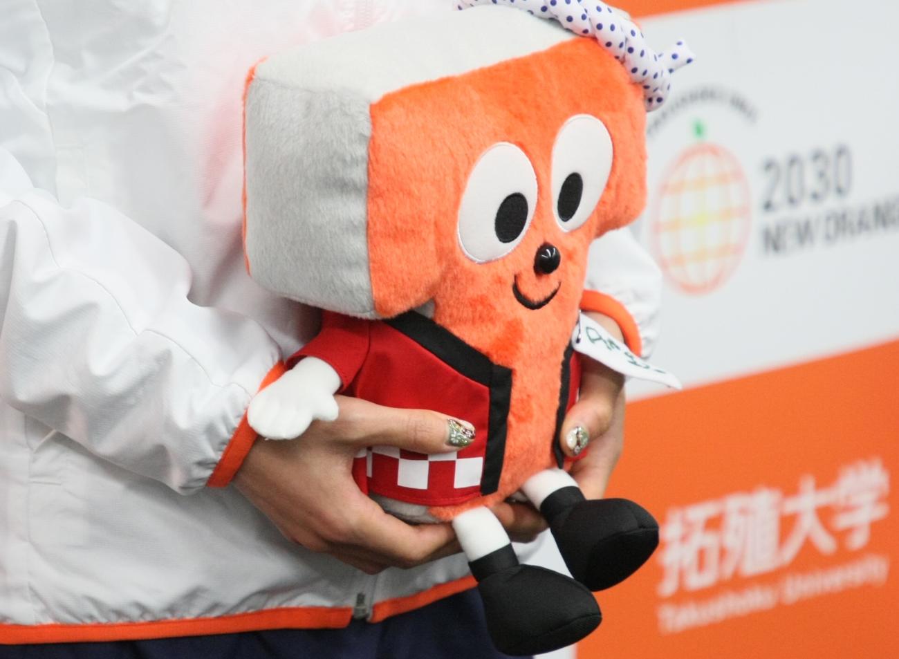 ネイルが施された不破の指先（撮影・藤塚大輔）