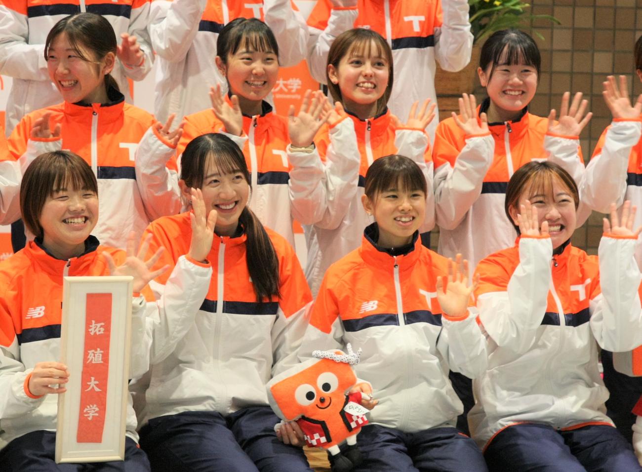 富士山女子駅伝の壮行会で笑顔を見せる不破（前列左から3人目）ら拓大の選手たち（撮影・藤塚大輔）