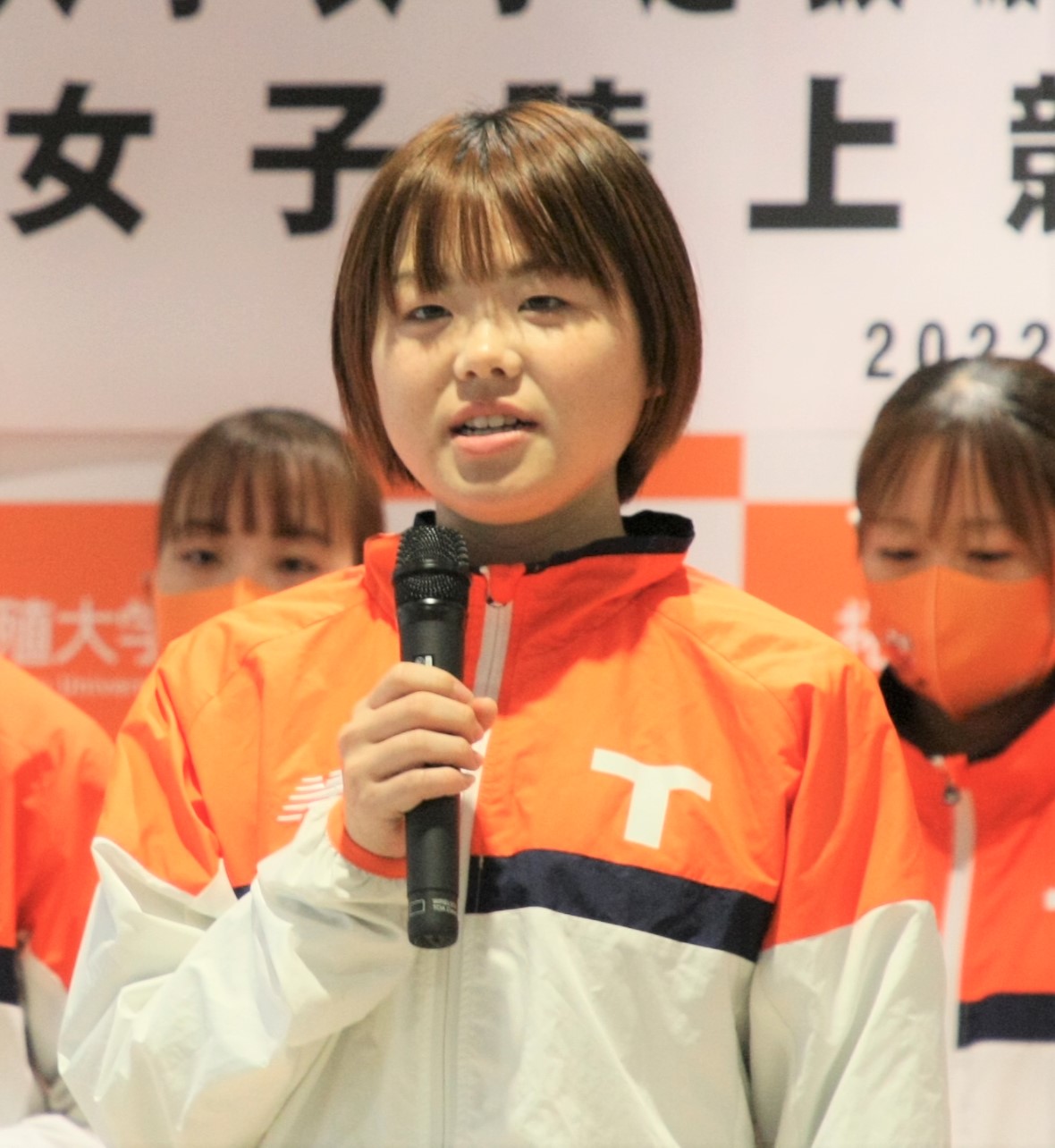 富士山女子駅伝の壮行会で抱負を口にする拓大・小沢主将（撮影・藤塚大輔）