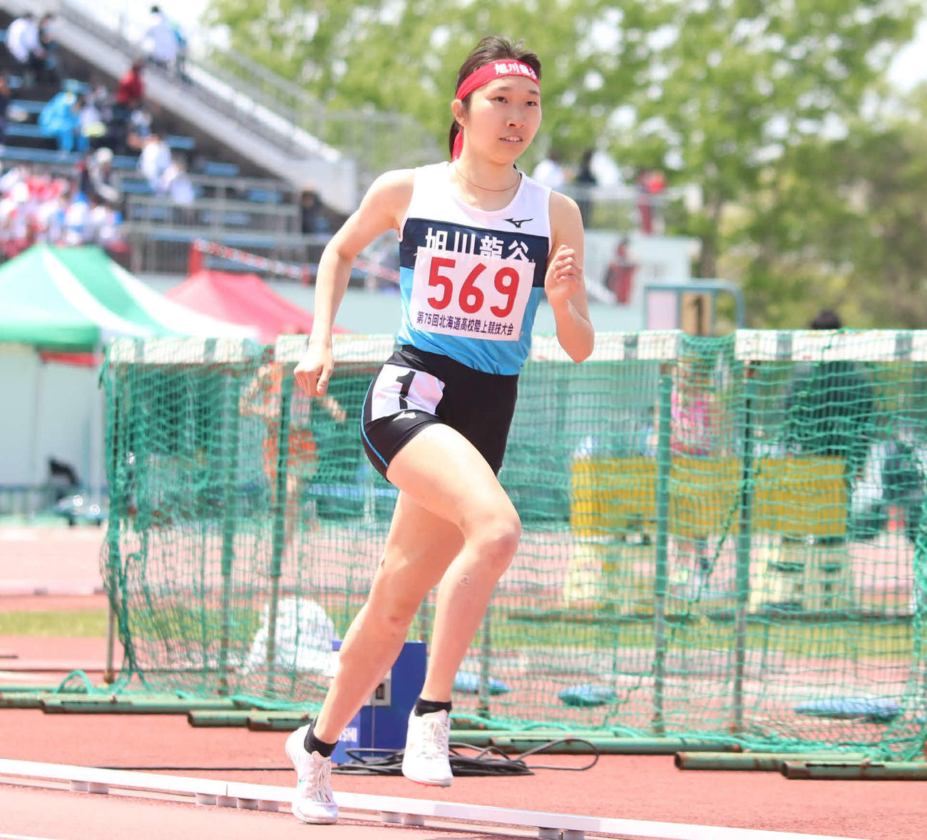 6月の高校総体北海道予選女子1500メートル決勝で軽快な走りをみせる旭川龍谷・石川