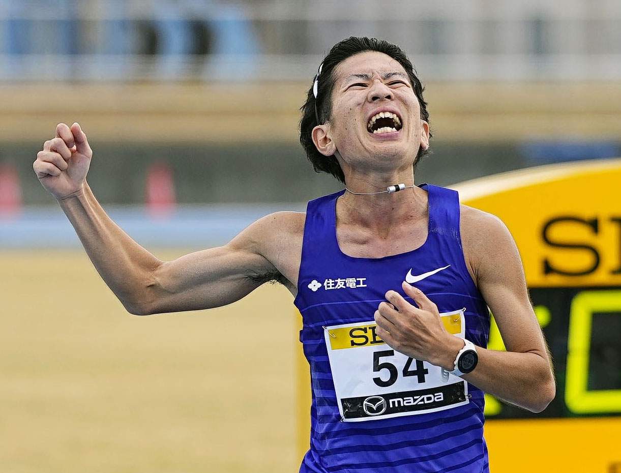 1位でゴールする中村祐紀。MGC出場権を獲得した＝キリンレモンスタジアム陸上競技場（共同）