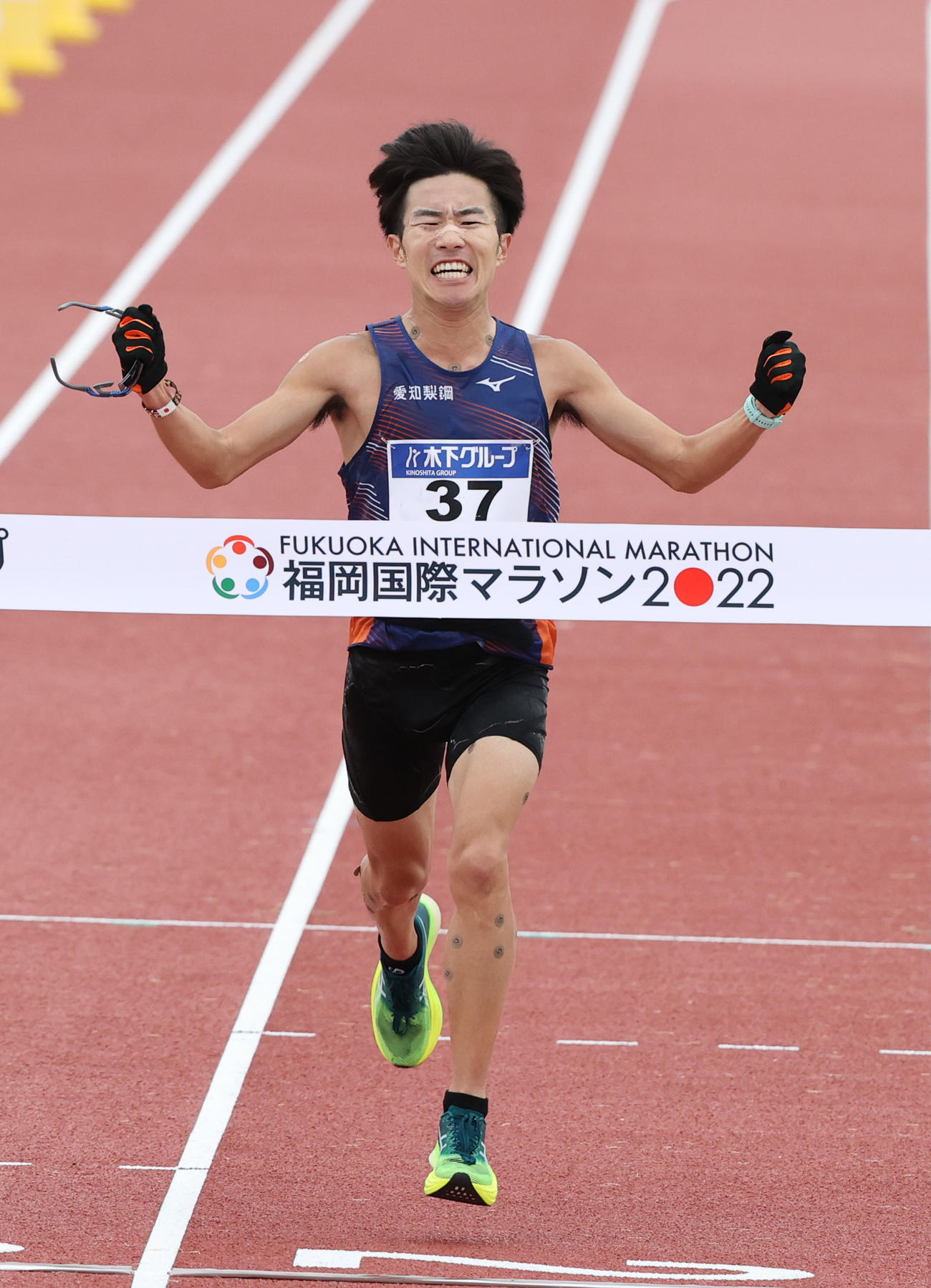 7位でゴールした秋山清仁はガッツポーズ（撮影・梅根麻紀）