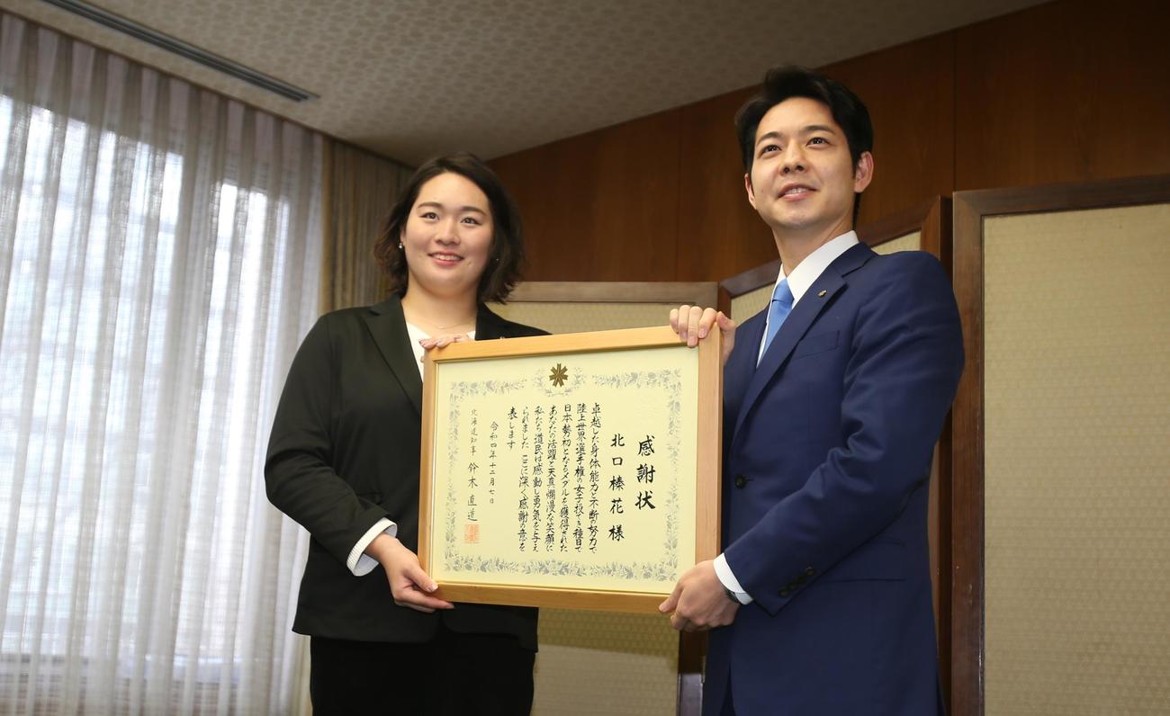 陸上女子やり投げの北口（左）は、鈴木北海道知事と2人で感謝状を掲げる（撮影・中島洋尚）