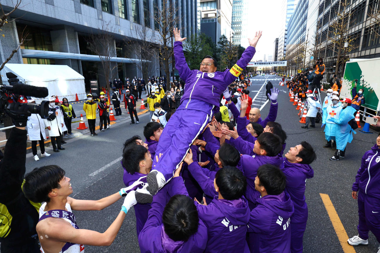 2年ぶり8度目の総合優勝を果たし、選手に胴上げされる駒大・大八木監督（代表撮影）