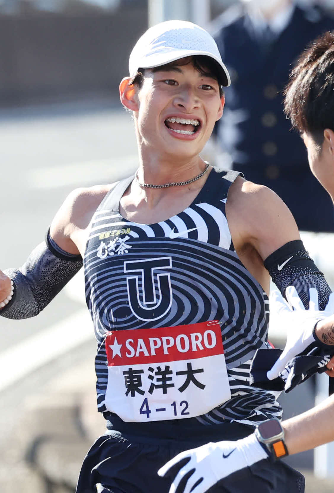 戸塚中継所で東洋大8区木本は9区梅崎にたすきを渡す（撮影・宮地輝）