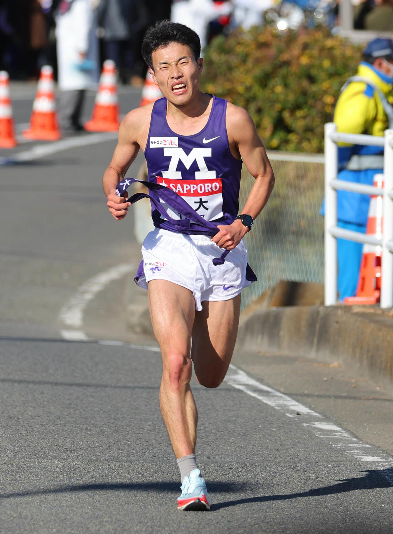 平塚中継所へ向かう明大7区杉（代表撮影）