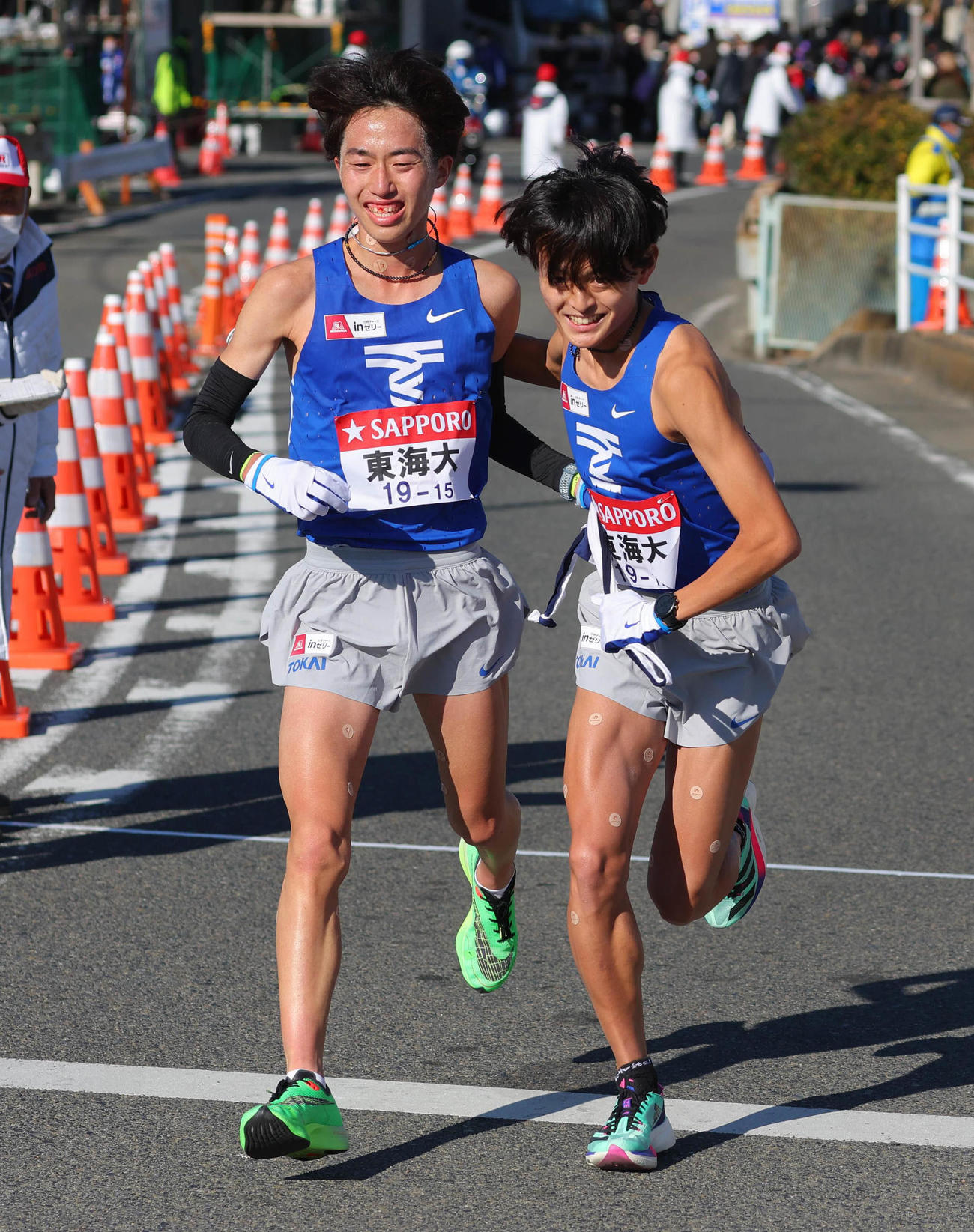 平塚中継所、13位でたすきをつなぐ東海大7区竹割（左）と8区神薗（代表撮影）