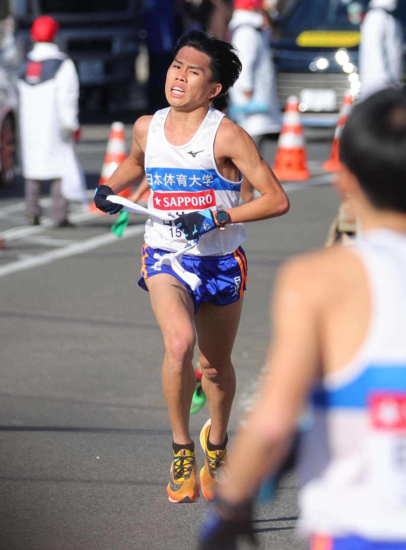 平塚中継所へ向かう日体大7区名村（代表撮影）