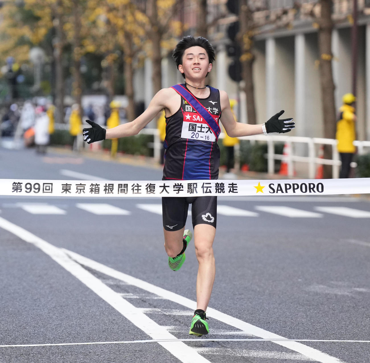 19位でゴールする国士舘大10区川勝（撮影・菅敏）