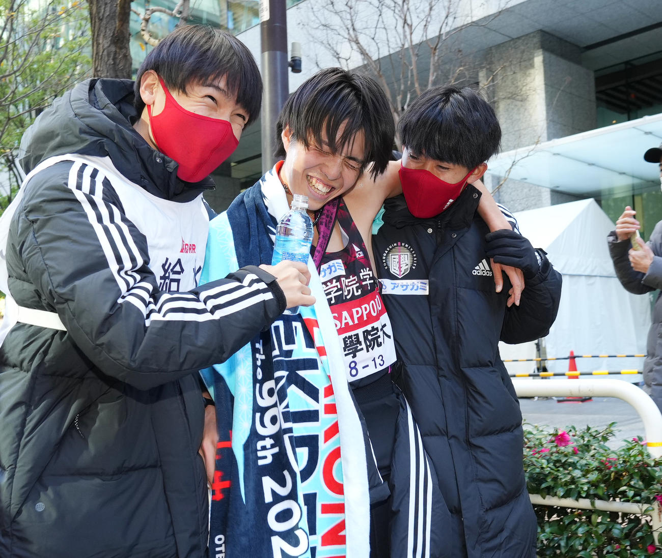 4位でゴールし、笑顔で引き揚げる国学院大10区瀬尾（中央）（撮影・菅敏）