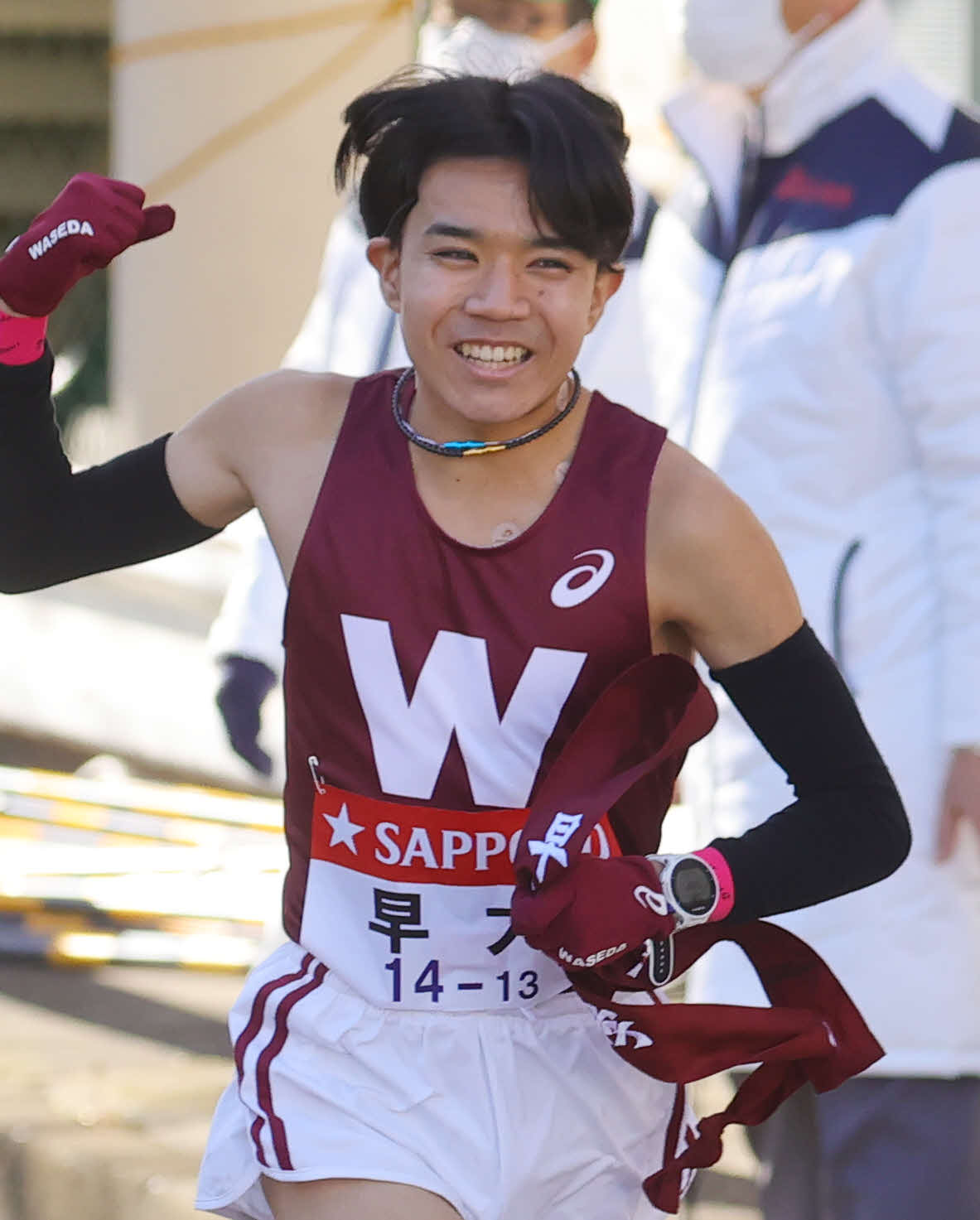 早大9区菖蒲から10区菅野雄太にたすきが渡る（撮影・野上伸悟）