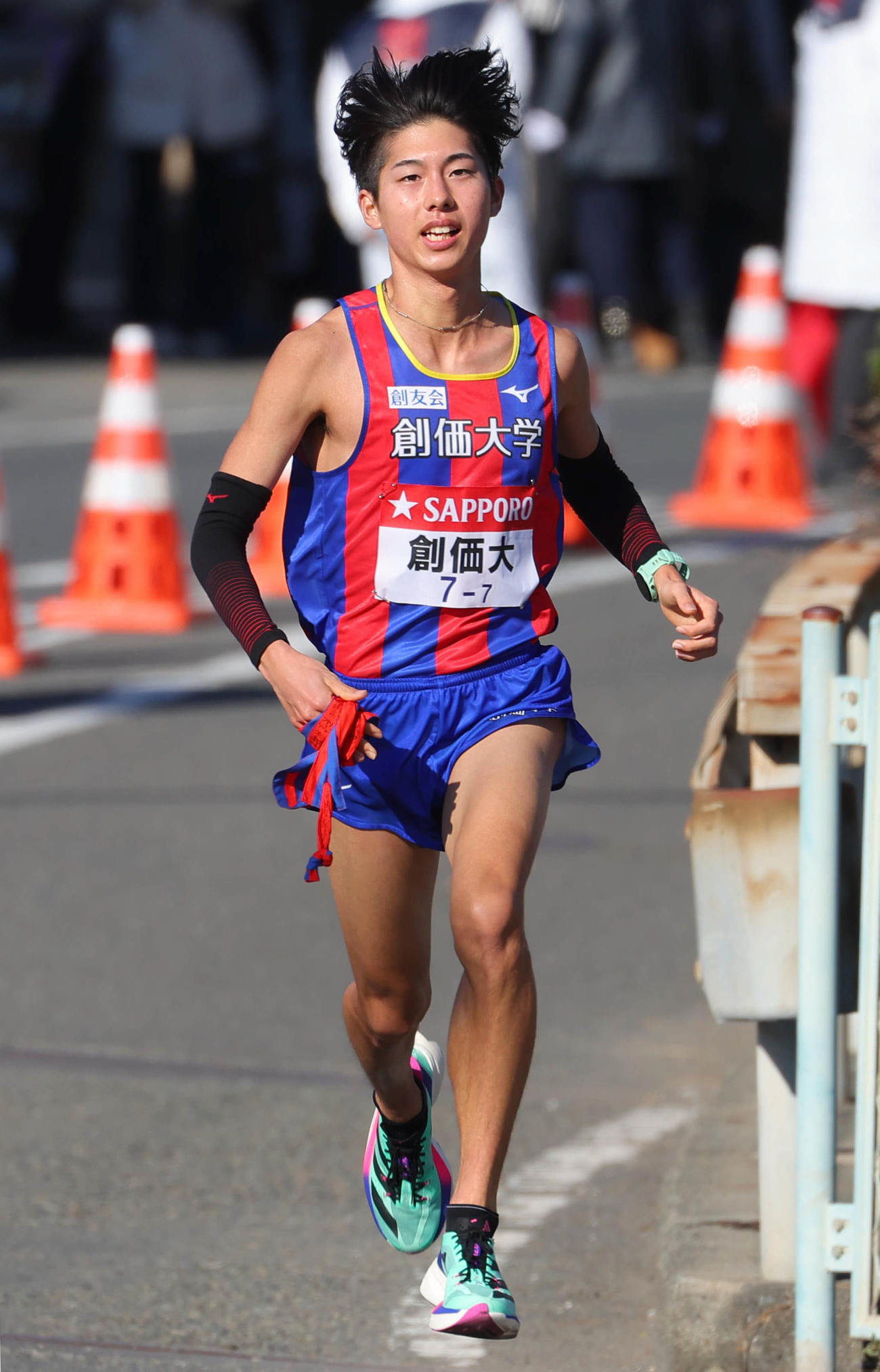 平塚中継所へ向かう創価大7区葛西（代表撮影）