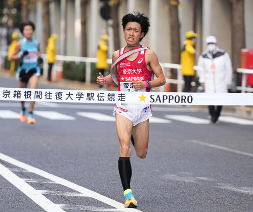 13位でゴールする帝京大10区日高（撮影・菅敏）
