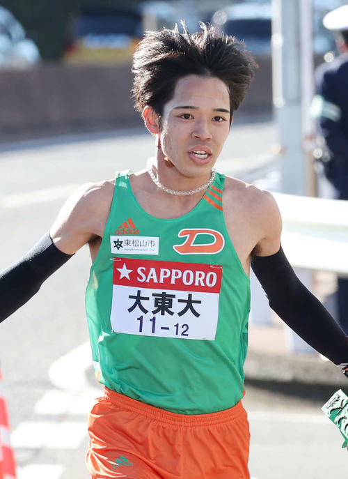 戸塚中継所で大東大8区木山からたすきを受け走り出す9区大谷（撮影・宮地輝）
