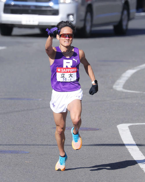 平塚中継所手前を力走する立教大7区服部（撮影・河田真司）