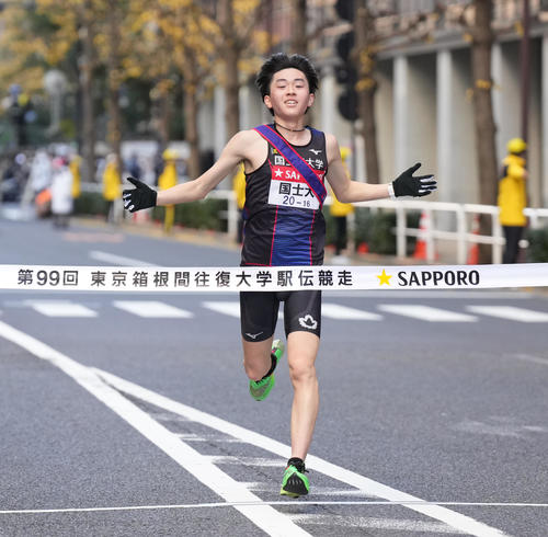 19位でゴールする国士舘大10区川勝（撮影・菅敏）