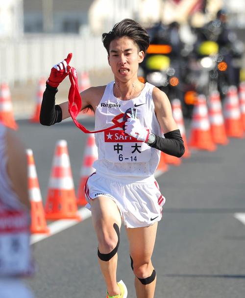 トップで平塚中継所に向かう中大3区・中野翔太（代表撮影）