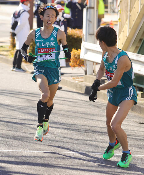 青学大9区岸本（左）から10区中倉にたすきがつながれる（撮影・野上伸悟）
