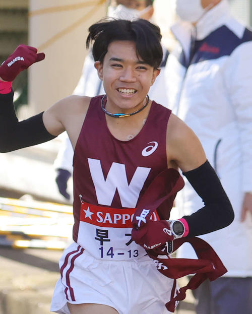 早大9区菖蒲から10区菅野雄太にたすきが渡る（撮影・野上伸悟）