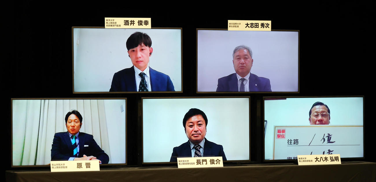 箱根駅伝監督トークバトルで、目標順位を記す駒大・大八木監督（下段右端）。下段左から青学大・原監督、順大・長門監督、上段左から東洋大・酒井監督、東京国際大・大志田監督（撮影・野上伸悟）