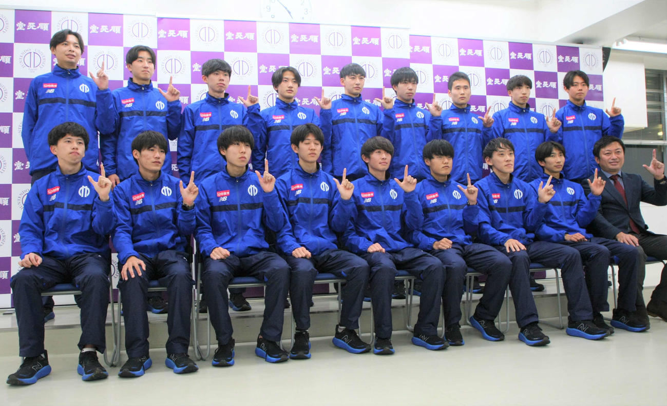 取材会でポーズを取る順大陸上競技部のメンバー。前列左から内田、石井、堀内、野村、平、四釜、伊豫田、西沢主将、長門監督、後列左から曽波主務、村尾、服部、神谷、海老沢、油谷、浅井、三浦、藤原（撮影・藤塚大輔）