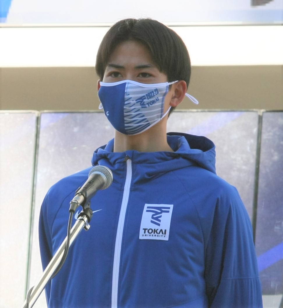東海大ラグビー部との合同学内壮行会で抱負を述べる駅伝チーム・宇留田主将（撮影・藤塚大輔）