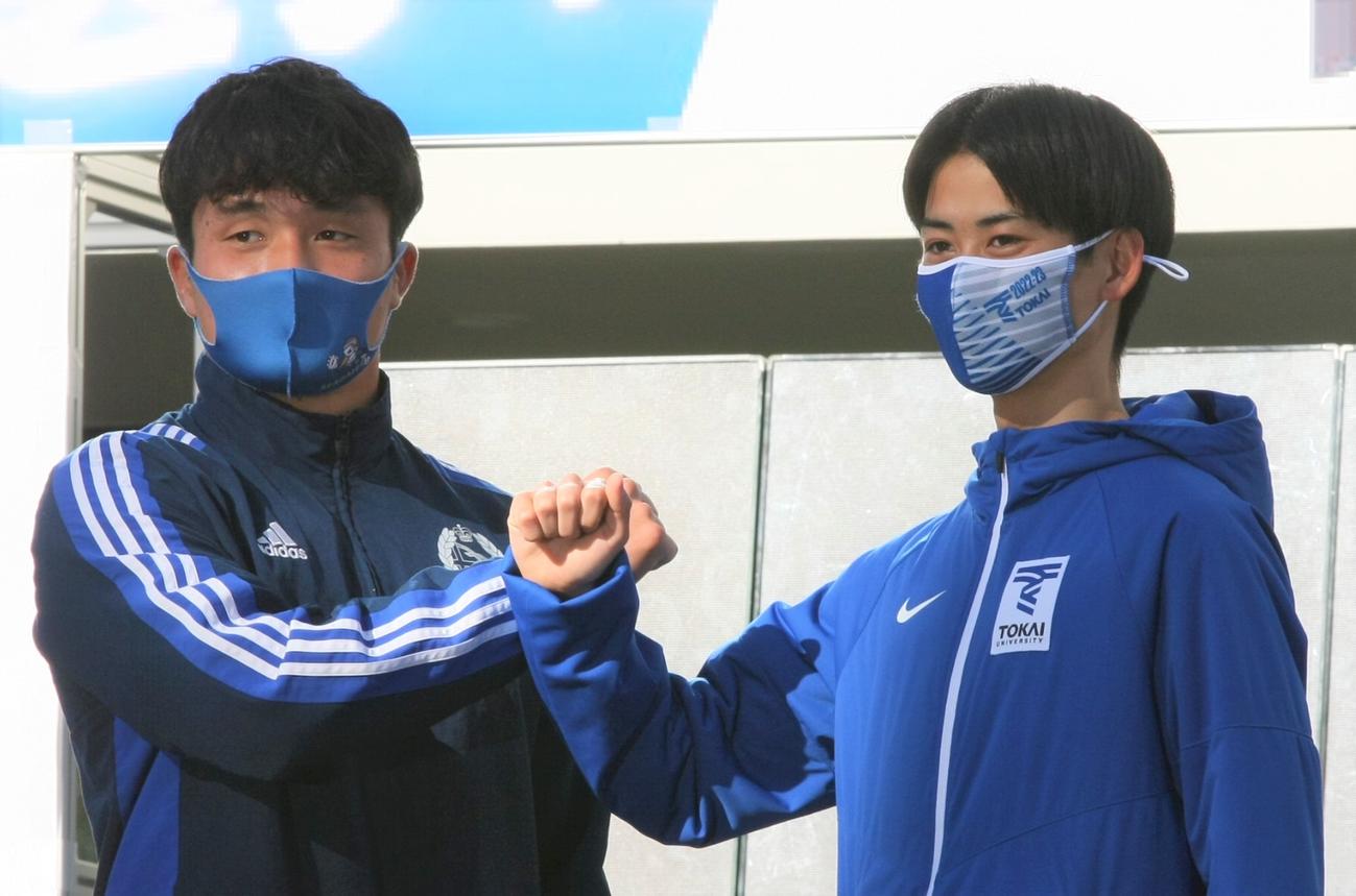 東海大合同学内壮行会で健闘を誓い合ったラグビー部・伊藤主将（左）と駅伝チーム・宇留田主将（撮影・藤塚大輔）