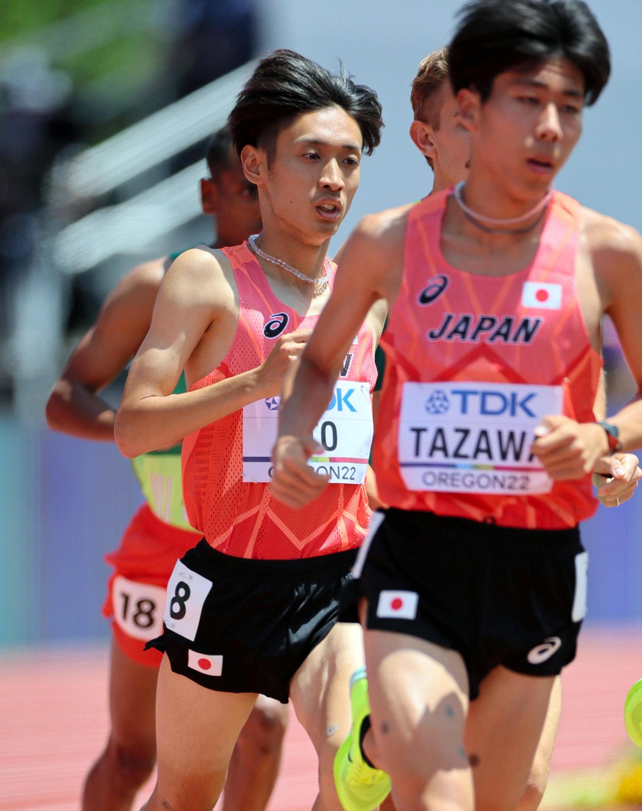 世界選手権・男子1万メートル決勝で競り合う伊藤達彦（中央）ら