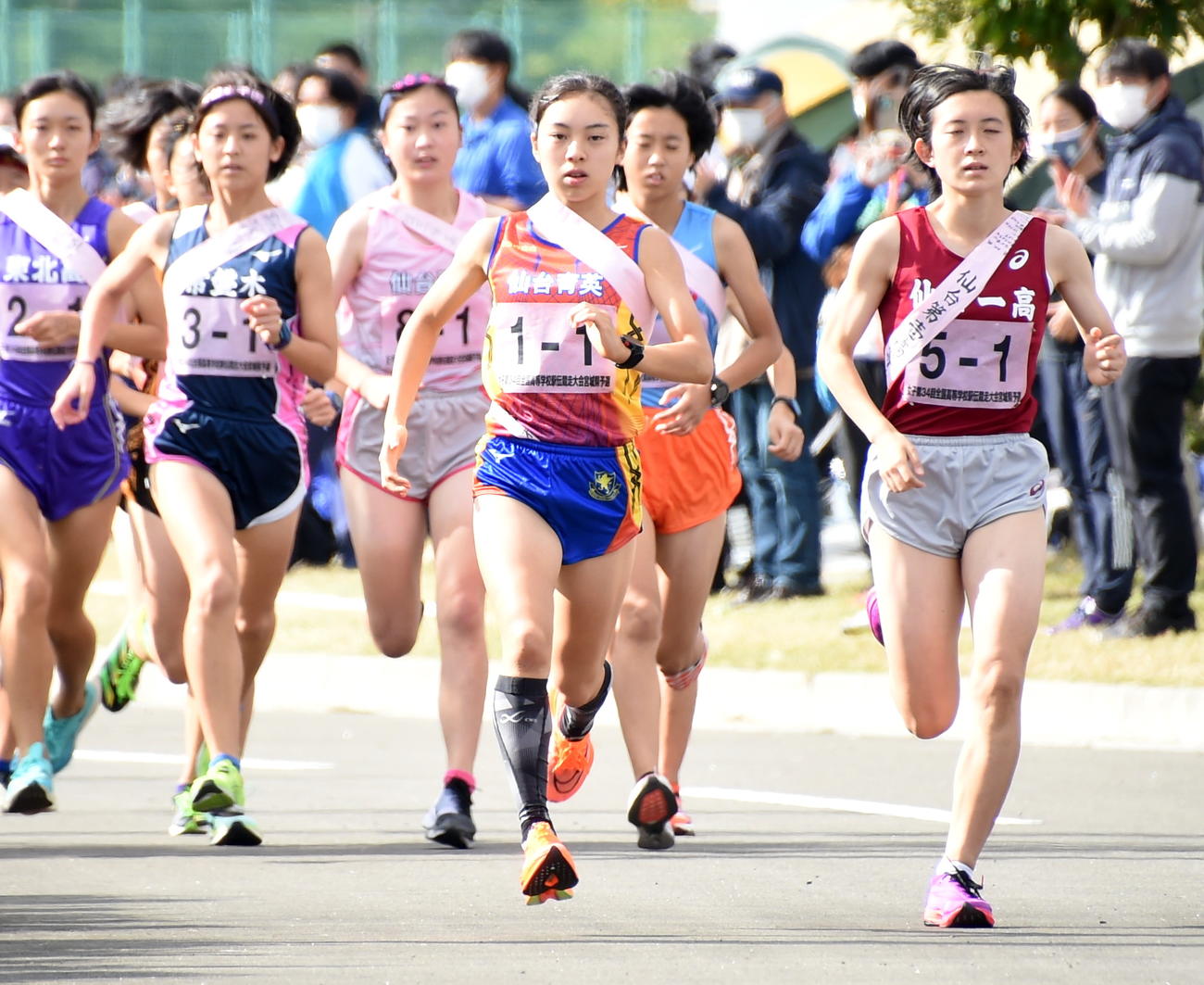 日本郵政グループに入社が内定した仙台育英・杉森（中央）（撮影・山田愛斗）