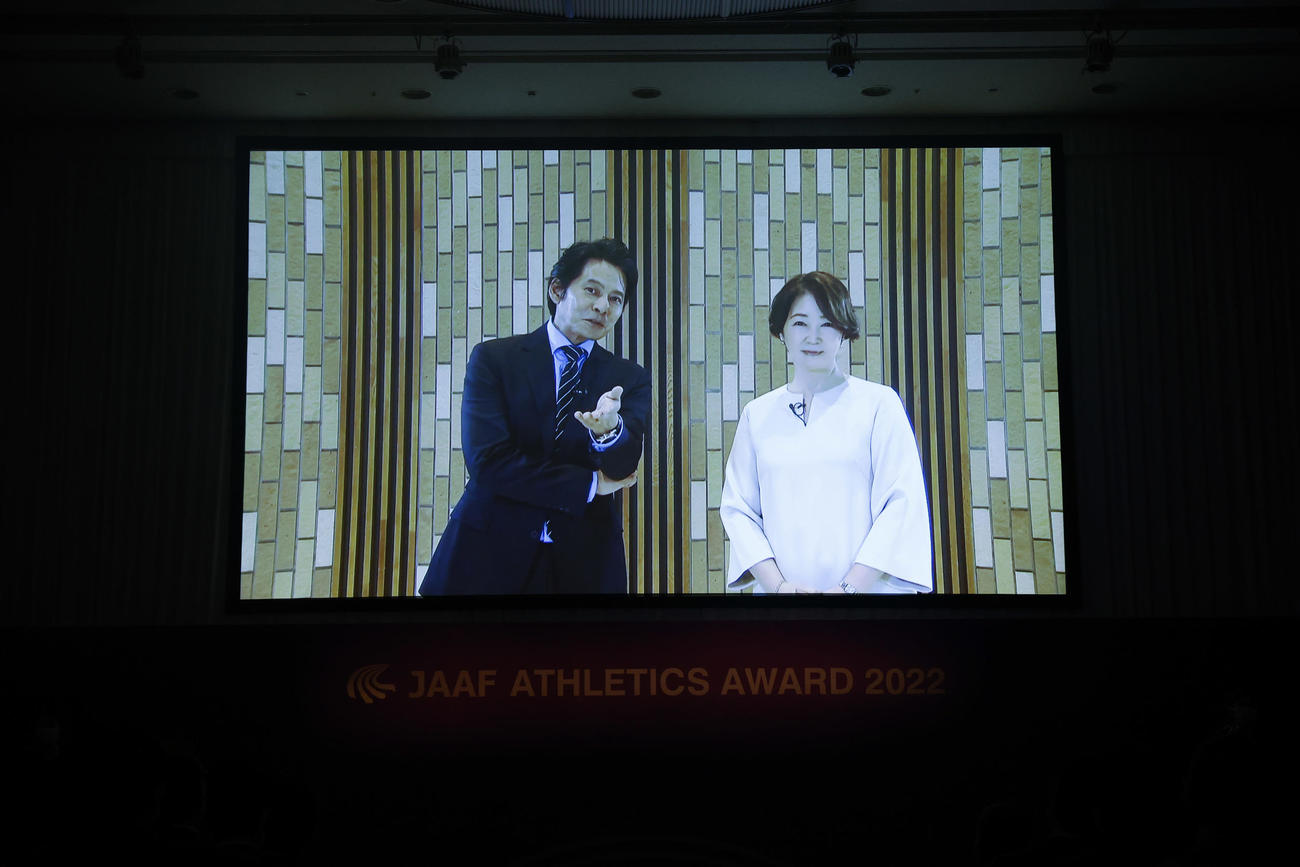 日本陸上競技連盟「アスレティック・アワード2022」で特別賞を受賞した織田裕二（左）と中井美穂（写真提供：日本陸上競技連盟／フォート・キシモト）