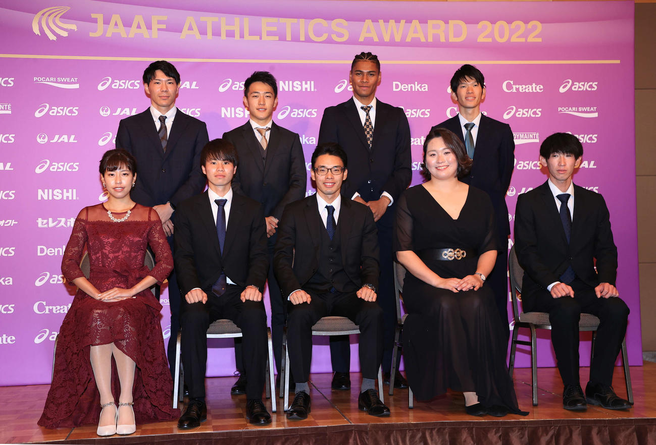 写真に納まるオレゴン2022世界選手権入賞者。前列左から藤井、池田、山西、北口、住所。後列左から佐藤、川端、中島、真野（代表撮影）