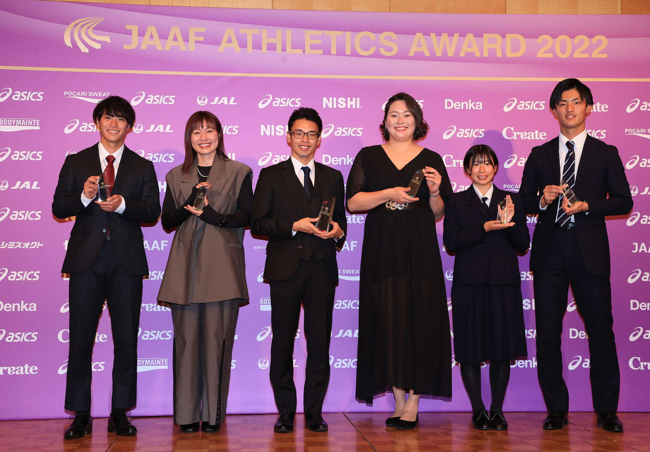 笑顔で写真に納まる各受賞者。左から坂井、福部、山西、北口、大山、柳田（代表撮影）