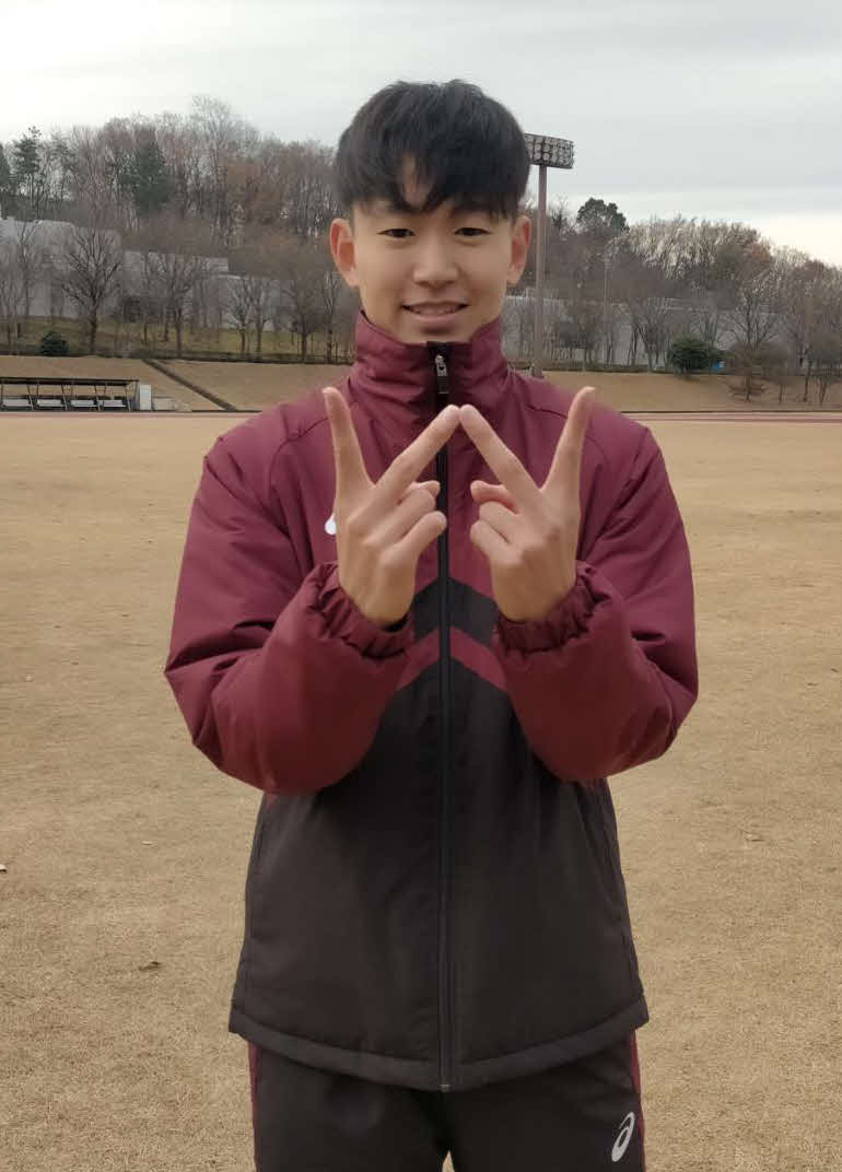 「W」サインを作る早大・井川