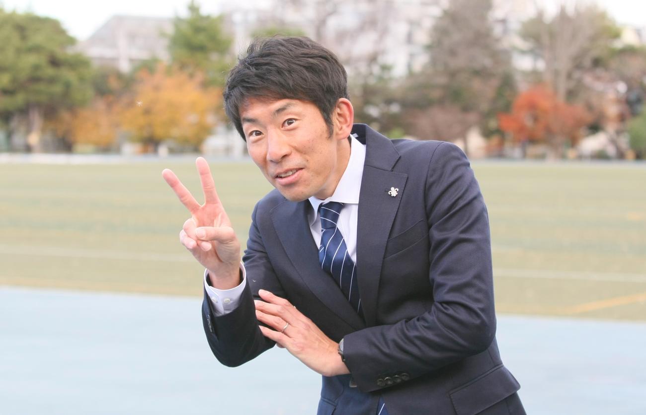 笑顔でVサインを見せる立教大・上野監督（撮影・藤塚大輔）