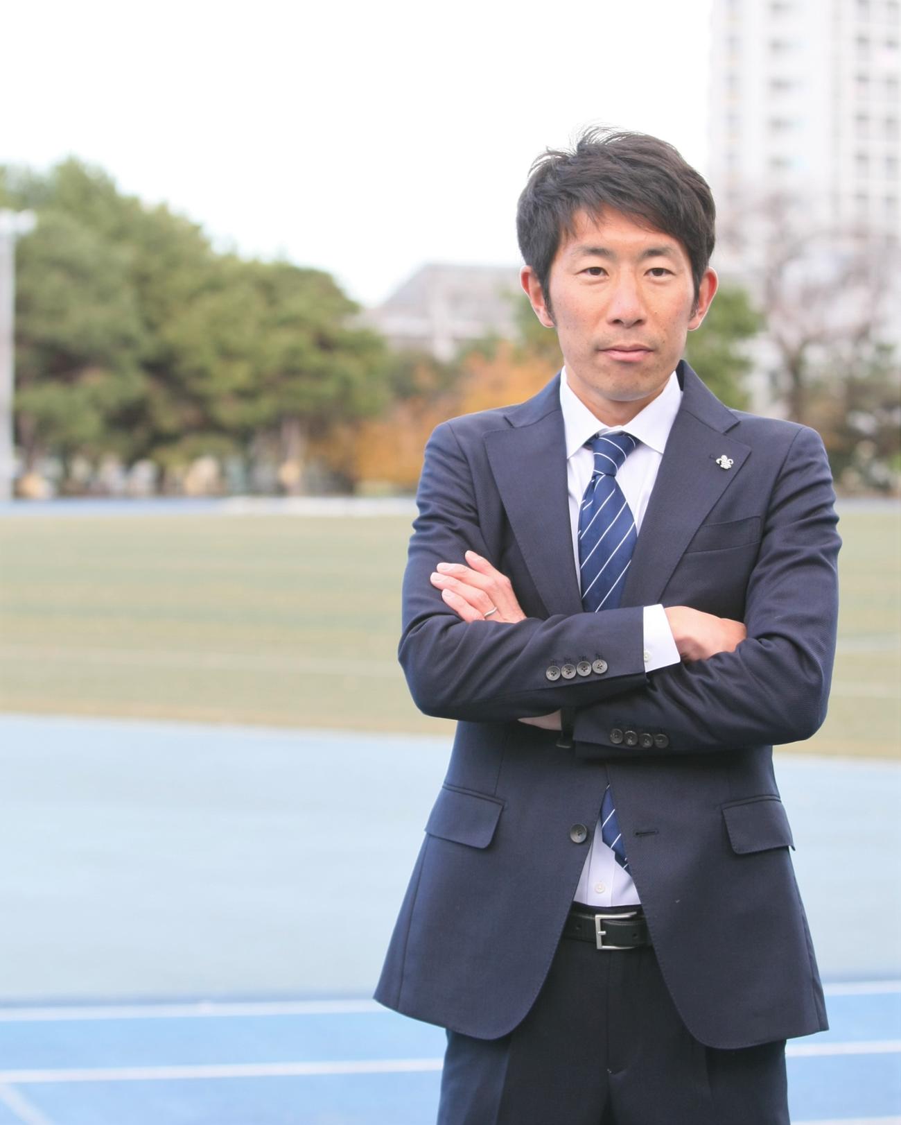 練習グラウンドで真剣な表情で腕を組む立教大・上野裕一郎監督（撮影・藤塚大輔）