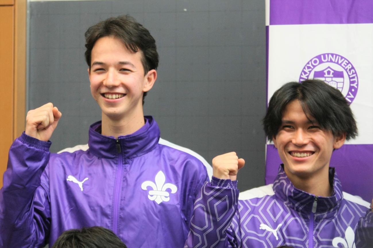 取材会でガッツポーズを見せる立教大・ミラー主将（左）と中田（撮影・藤塚大輔）