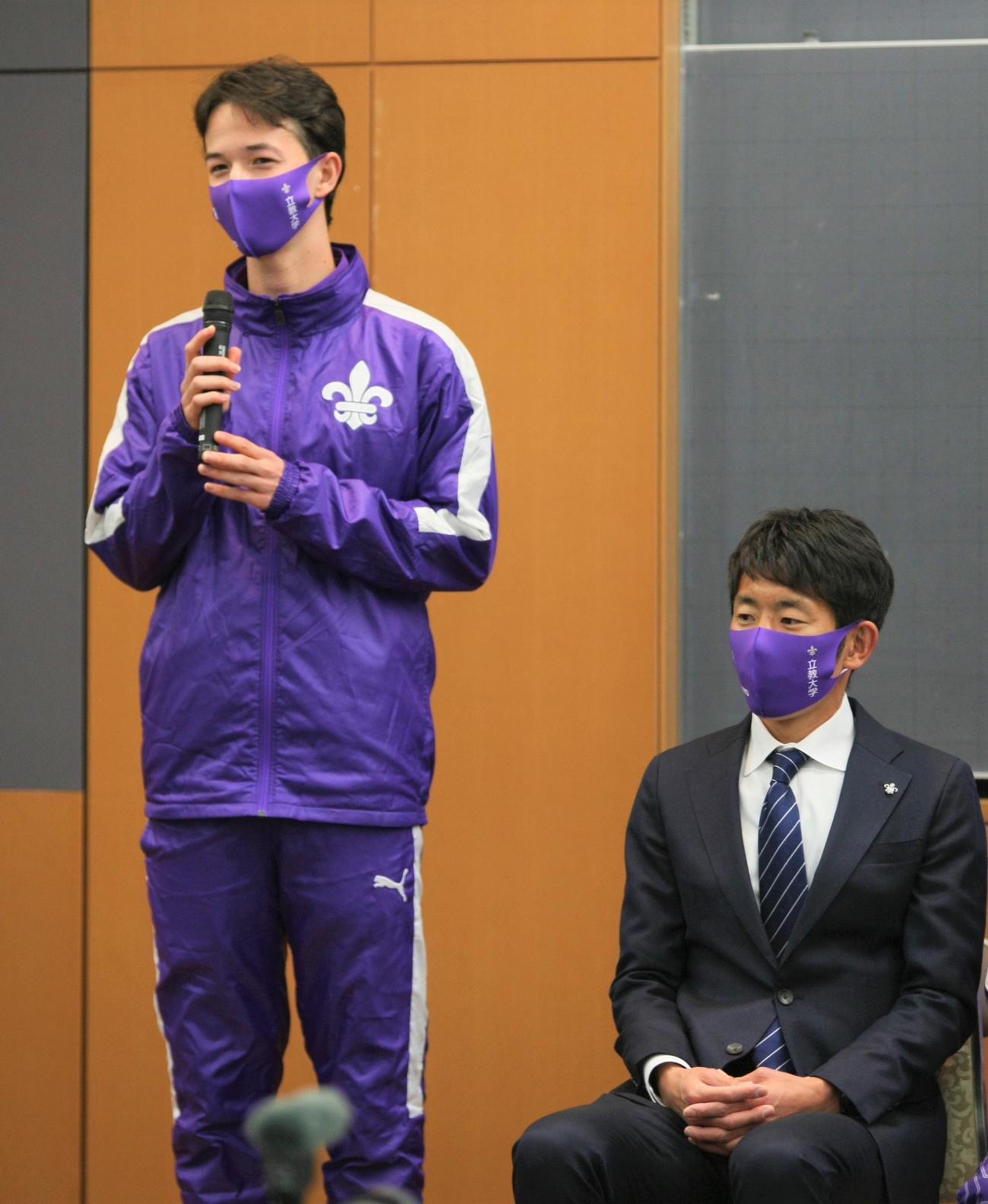 取材会で抱負を述べる立教大・ミラー主将（左）と真剣な表情を浮かべる上野裕一郎監督（撮影・藤塚大輔）