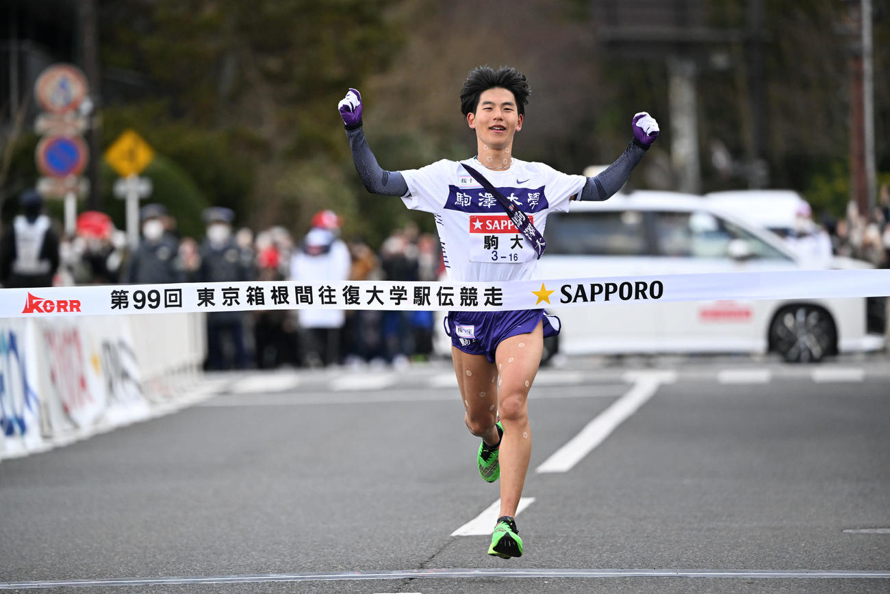 往路優勝を遂げガッツポーズでゴールする駒大5区山川（撮影・滝沢徹郎）