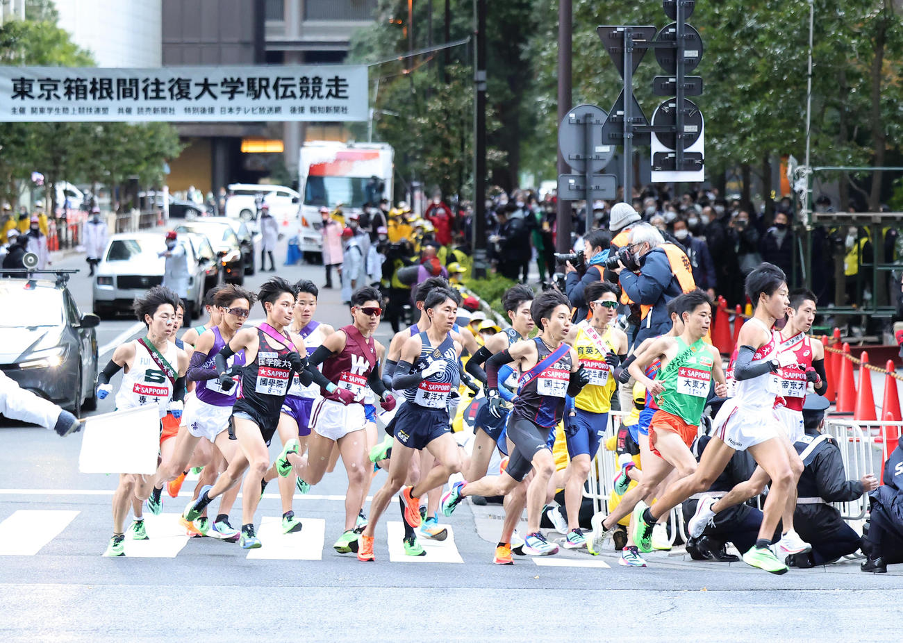大手町を一斉にスタートする1区の選手たち（撮影・足立雅史）