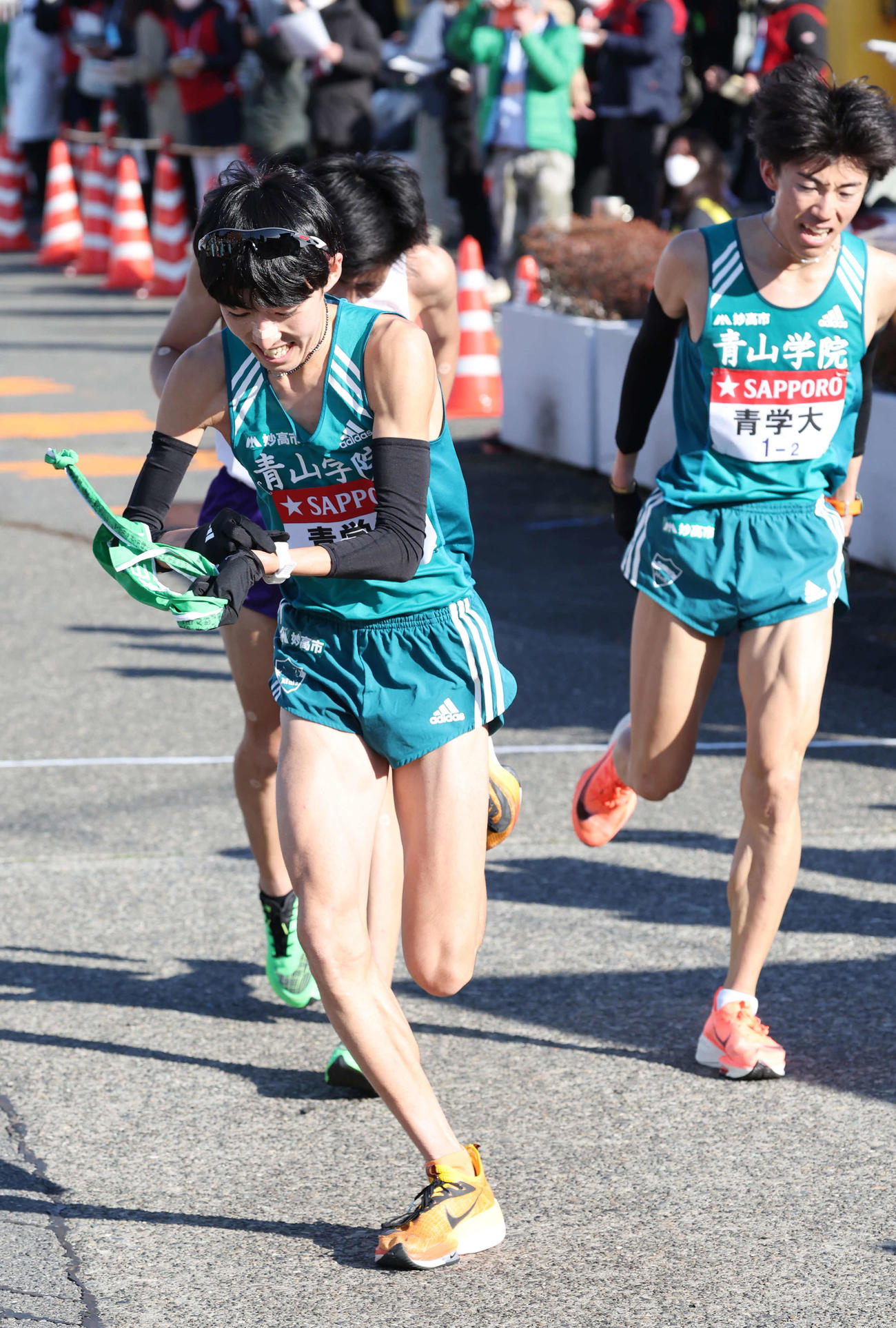 戸塚中継所で青学大2区近藤（右）は3区横田にたすきを渡した（撮影・宮地輝）