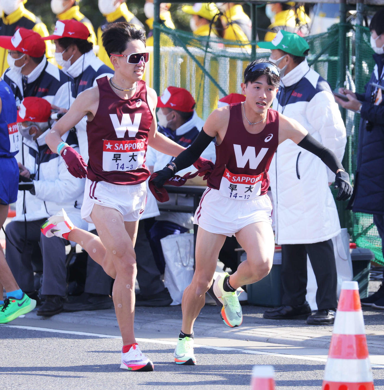 平塚中継所、4位でたすきをつなぐ早大3区井川（左）と4区佐藤（撮影・河田真司）