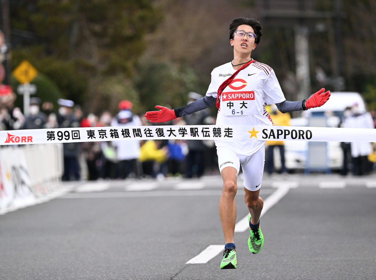 往路を2位でゴールする中大5区阿部（撮影・滝沢徹郎）