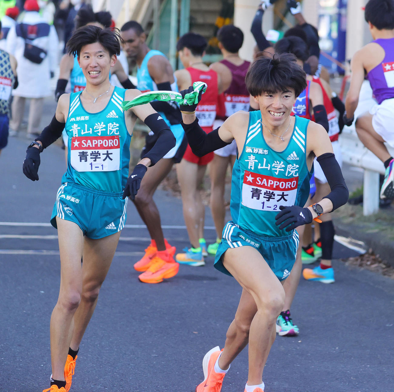 青学大1区目片（左）から2区近藤にたすきがつながる（撮影・野上伸悟）