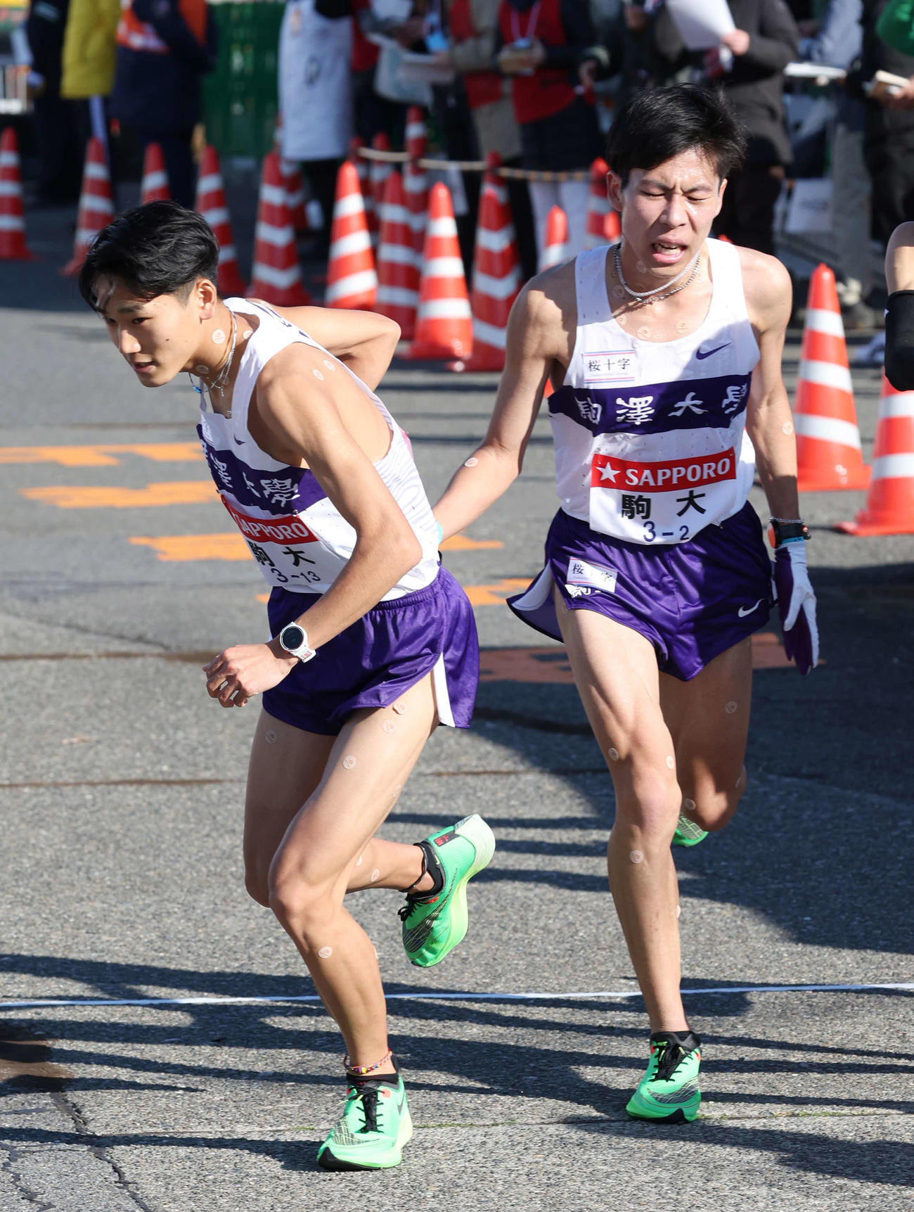 戸塚中継所で駒大2区田沢（右）は3区篠原にたすきを渡す（撮影・宮地輝）