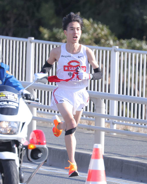 平塚中継所手前を力走する中大3区中野（撮影・河田真司）