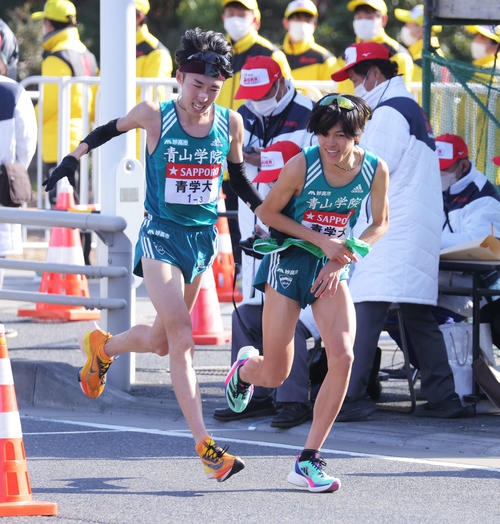 平塚中継所、3位でたすきをつなぐ青学大3区横田（左）と4区太田（撮影・河田真司）