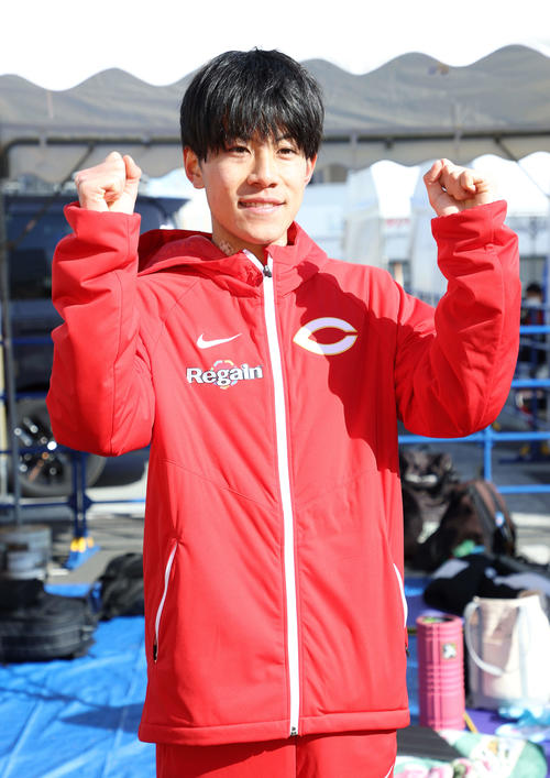 2区区間賞の中大・吉居は両手でガッツポーズ（撮影・宮地輝）