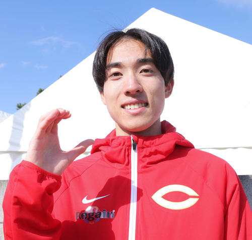 区間賞を取り、ポーズを決め写真に納まる中大3区中野（撮影・河田真司）