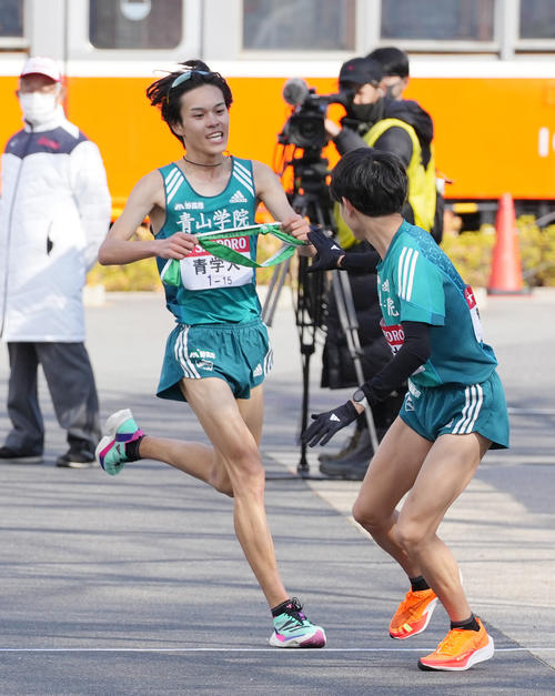 青学大4区太田（左）は小田原中継所で5区脇田にたすきを渡す（撮影・鈴木みどり）